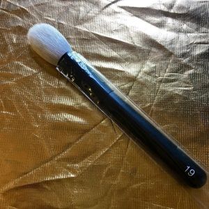 BRAND NEW REPHR BRUSH NEVER USED NEVER WASHED CHEEK BRUSH 

PET SMOKE FREE HOME